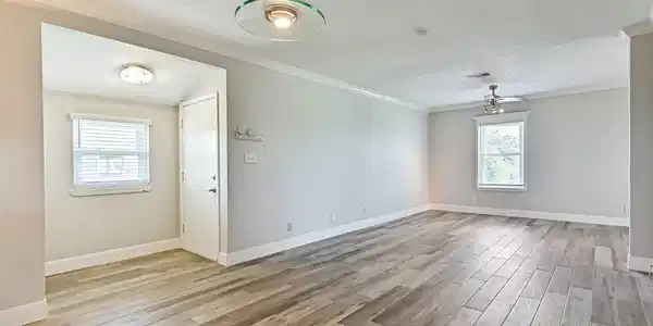 Image 4: Living Room