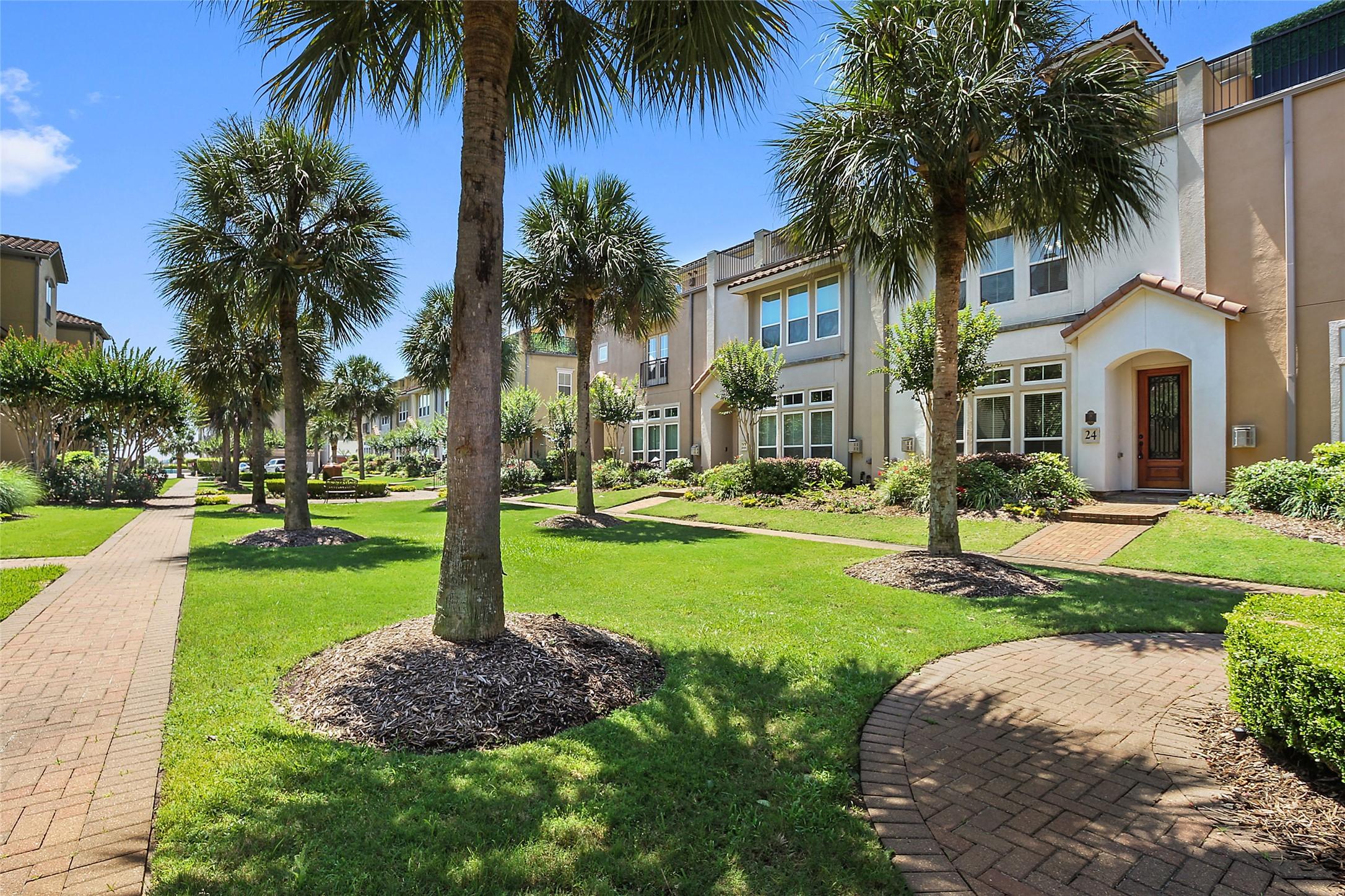 Image 3: Lovely courtyard. Very QUIET location.