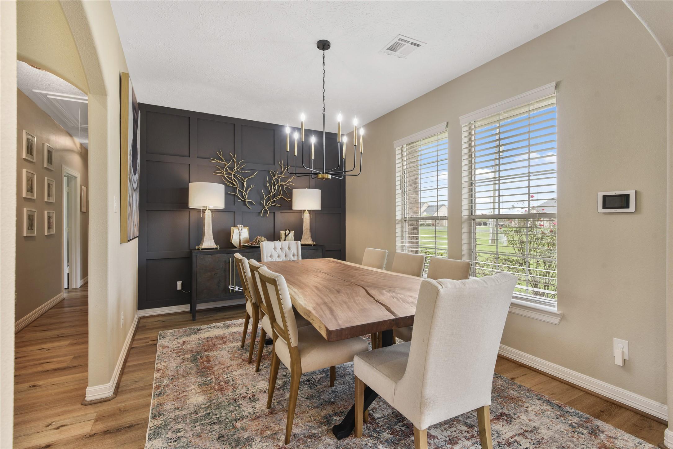 Image 4: Spacious dining area off of the large living room