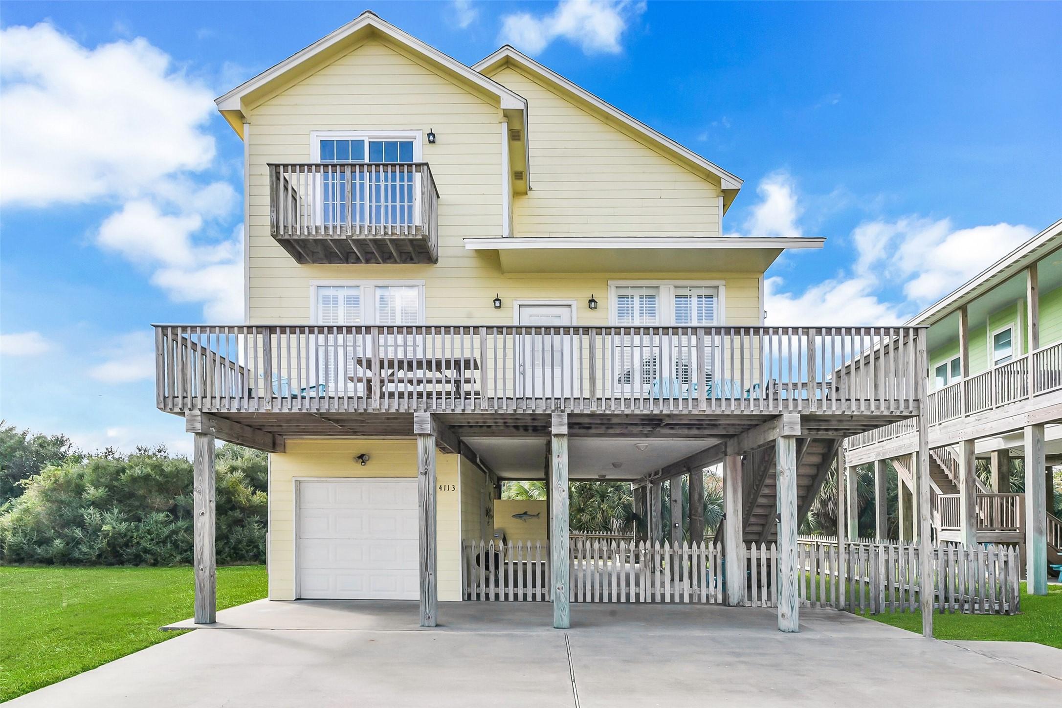Image 2: This beautiful coastal home is located in the desi