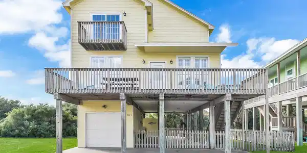 Image 2: This beautiful coastal home is located in the desi