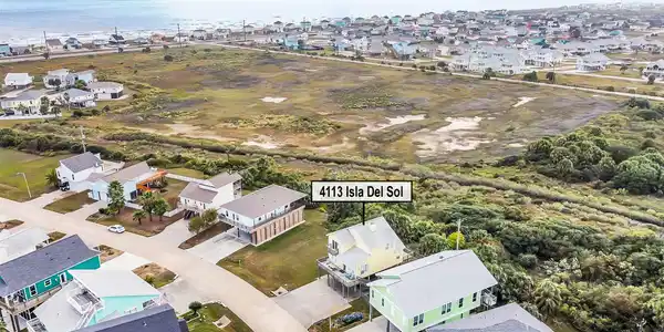 Image 3: The home is located just a short distance from the