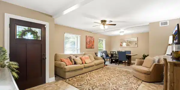 Image 3: Living Room