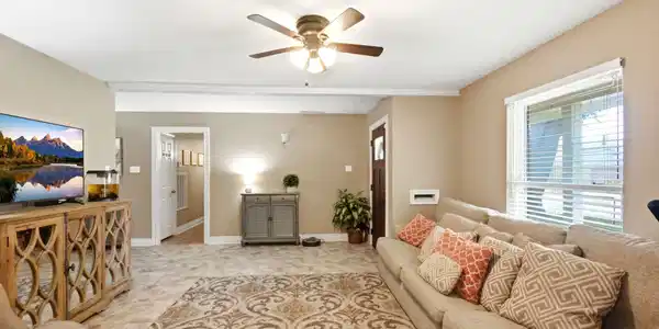 Image 4: Living Room