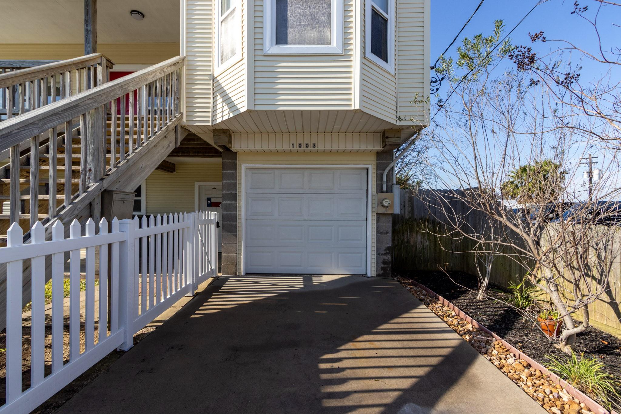 Image 4: Single car garage measures 20x10.