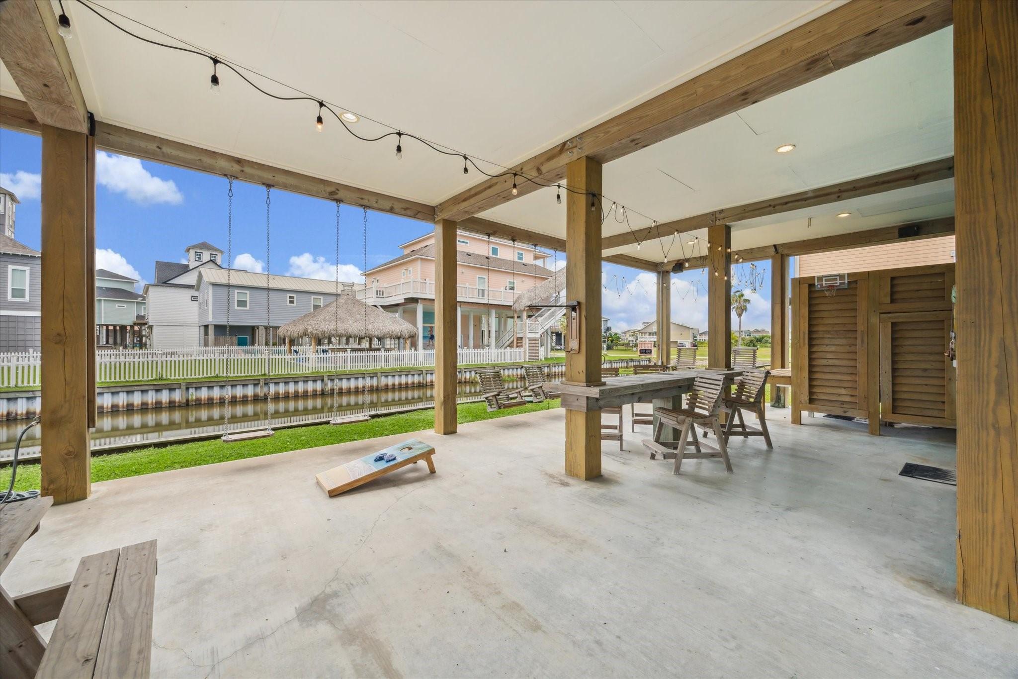 Image 4: Built-in outdoor bar top ready for family gatherin