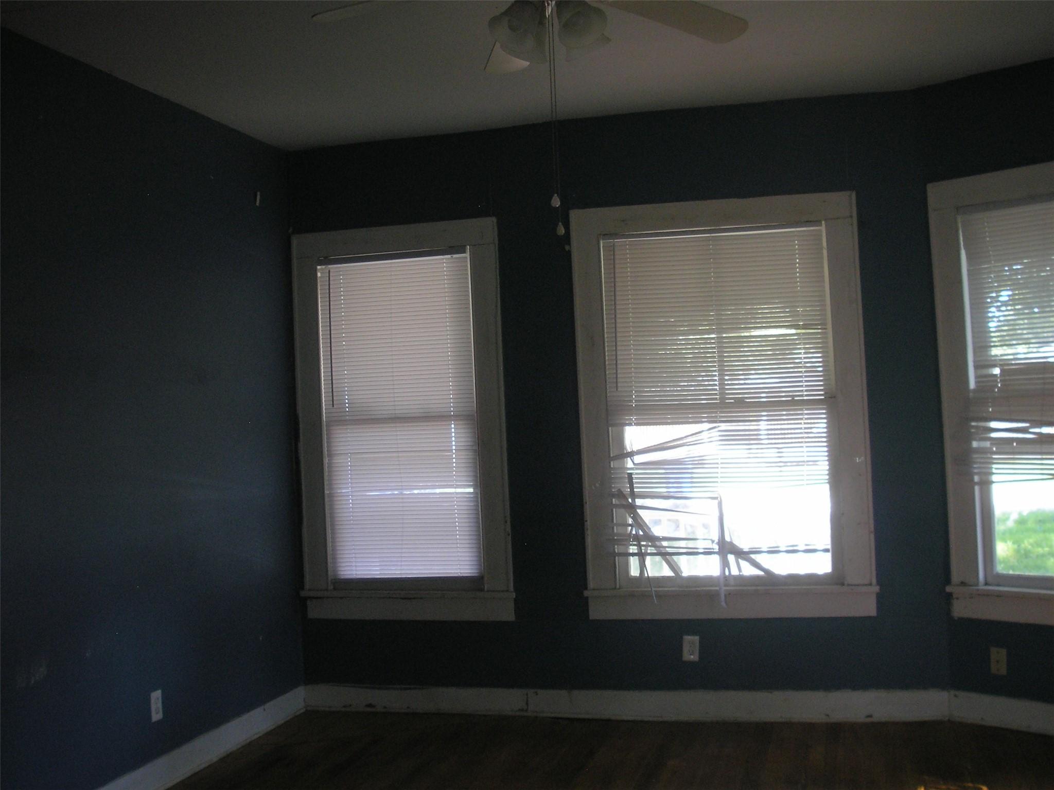 Image 3: Living Room