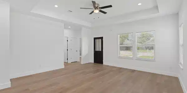 Image 4: Bright and spacious living area featuring &nbsp;a tray