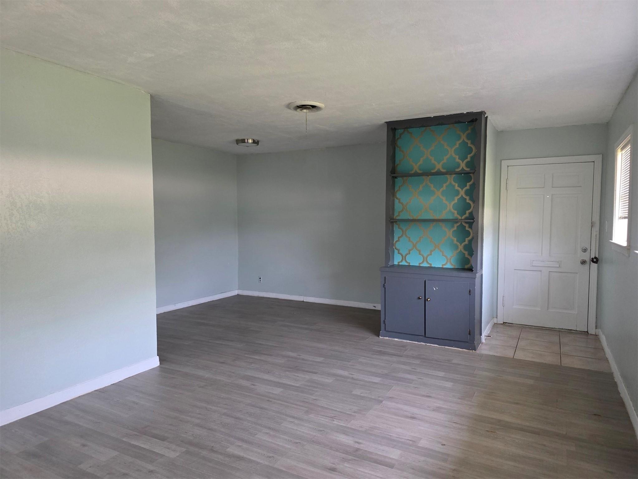 Image 3: front entry area.