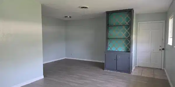 Image 3: front entry area.
