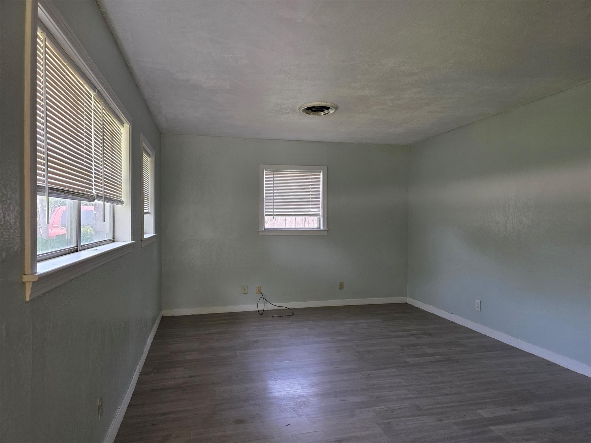 Image 4: Living Room