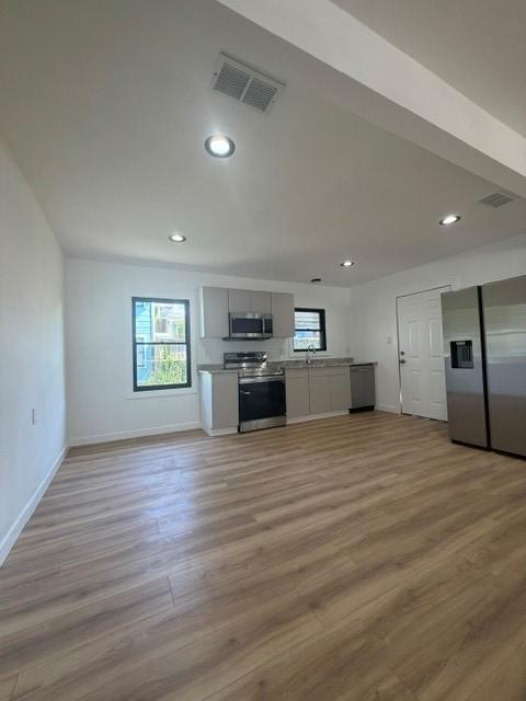 Image 4: This photo showcases a modern, open-concept kitche