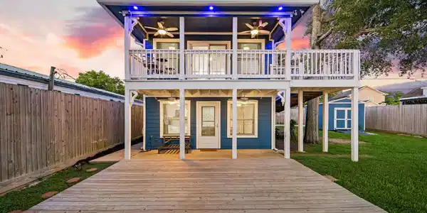 Image 4: Coastal charm exterior