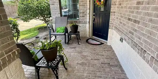 Image 4: Welcoming and secluded front entryway.