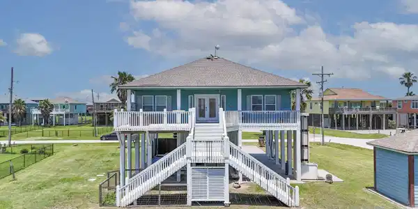 2010 Vista Dr
