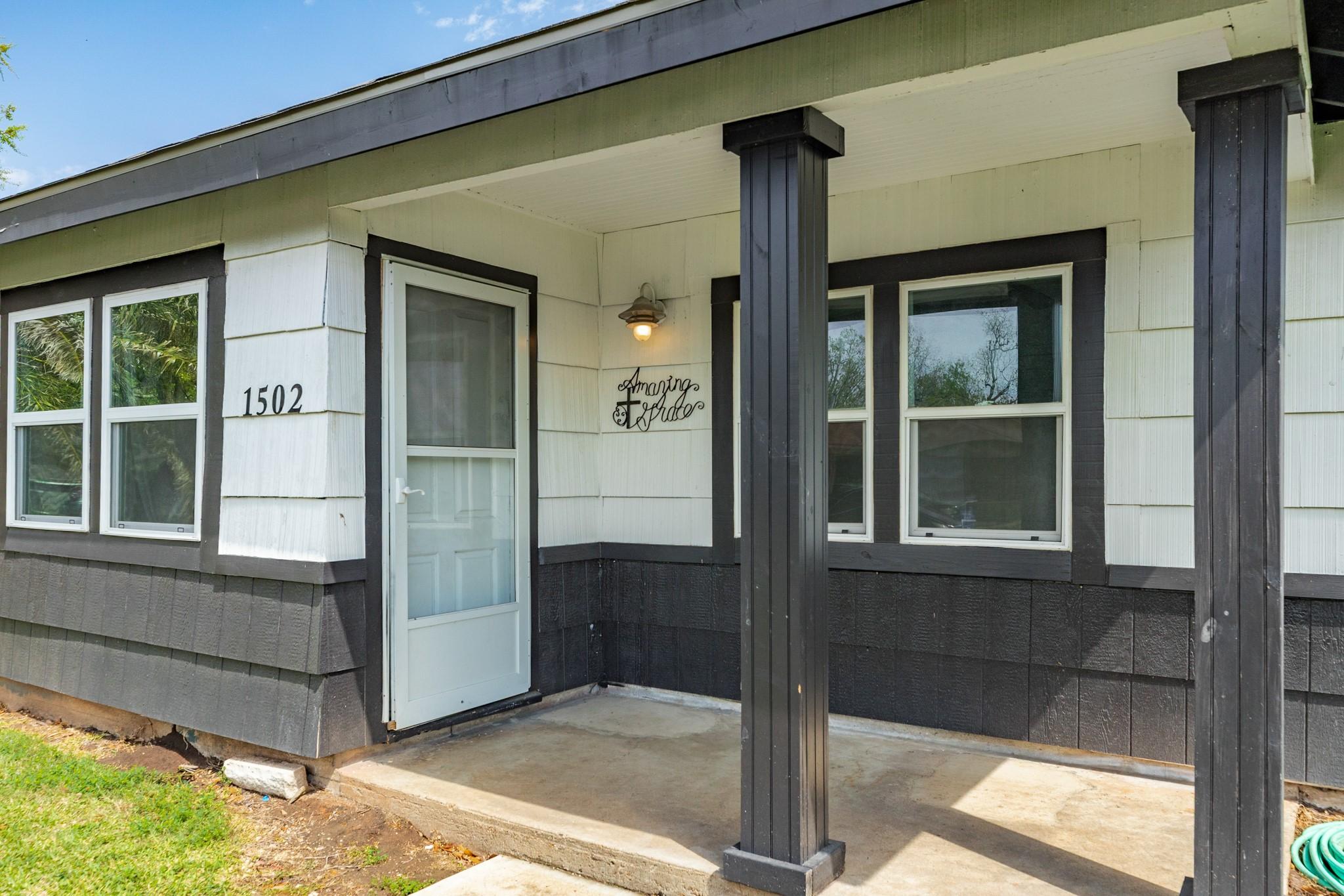 Image 2: Entry porch perfect for evening sitting
