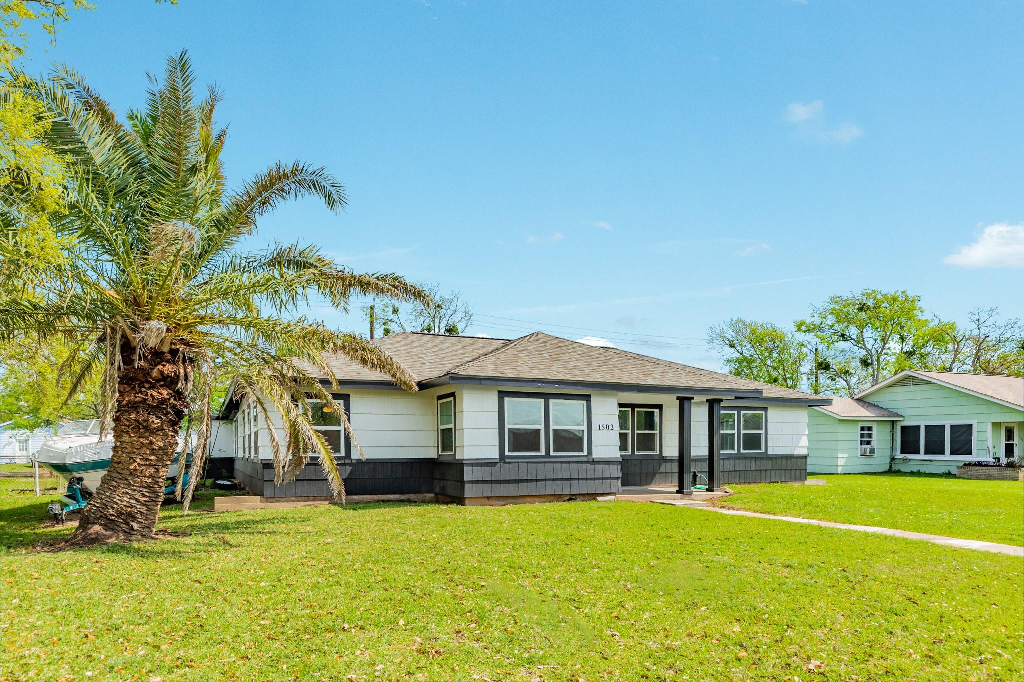 Image 3: Plenty space with a beautiful palm tree greeting y