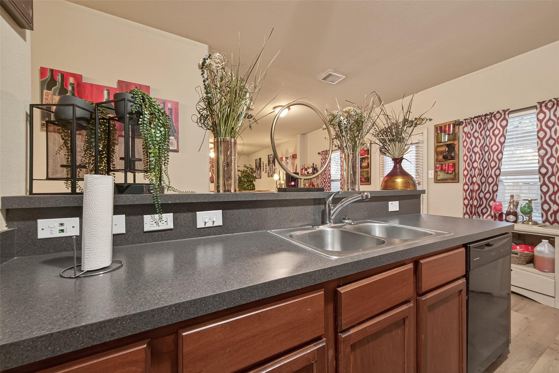 Image 4: Ample and modern kitchen with warm wooden cabinets
