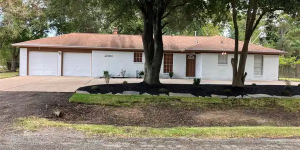 Image 2: Circle driveway