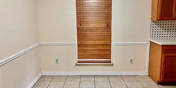 Image 3: Dining area