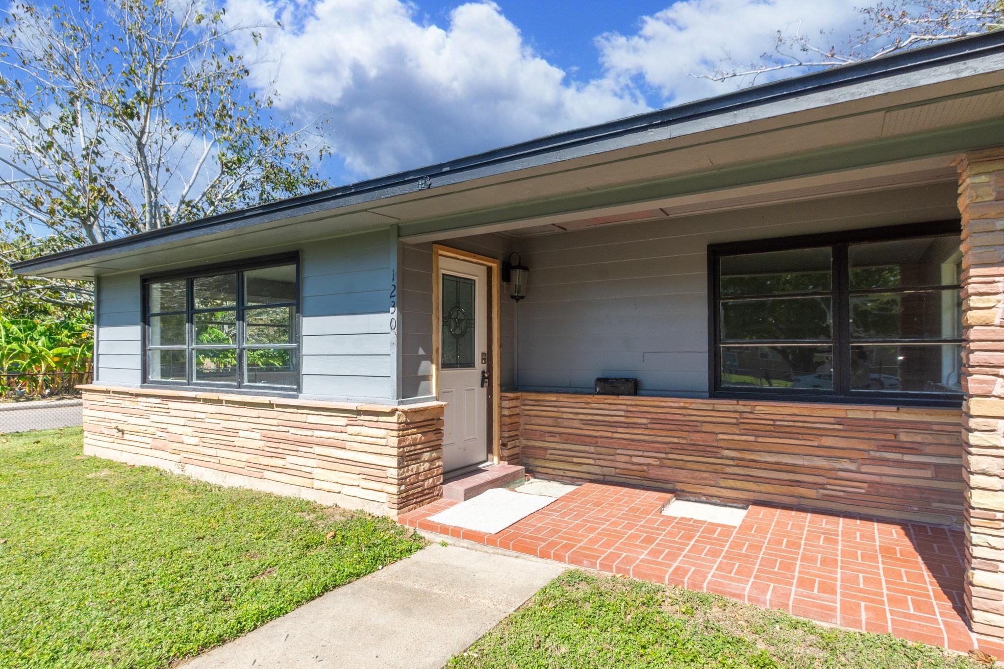Image 4: Covered front porch.