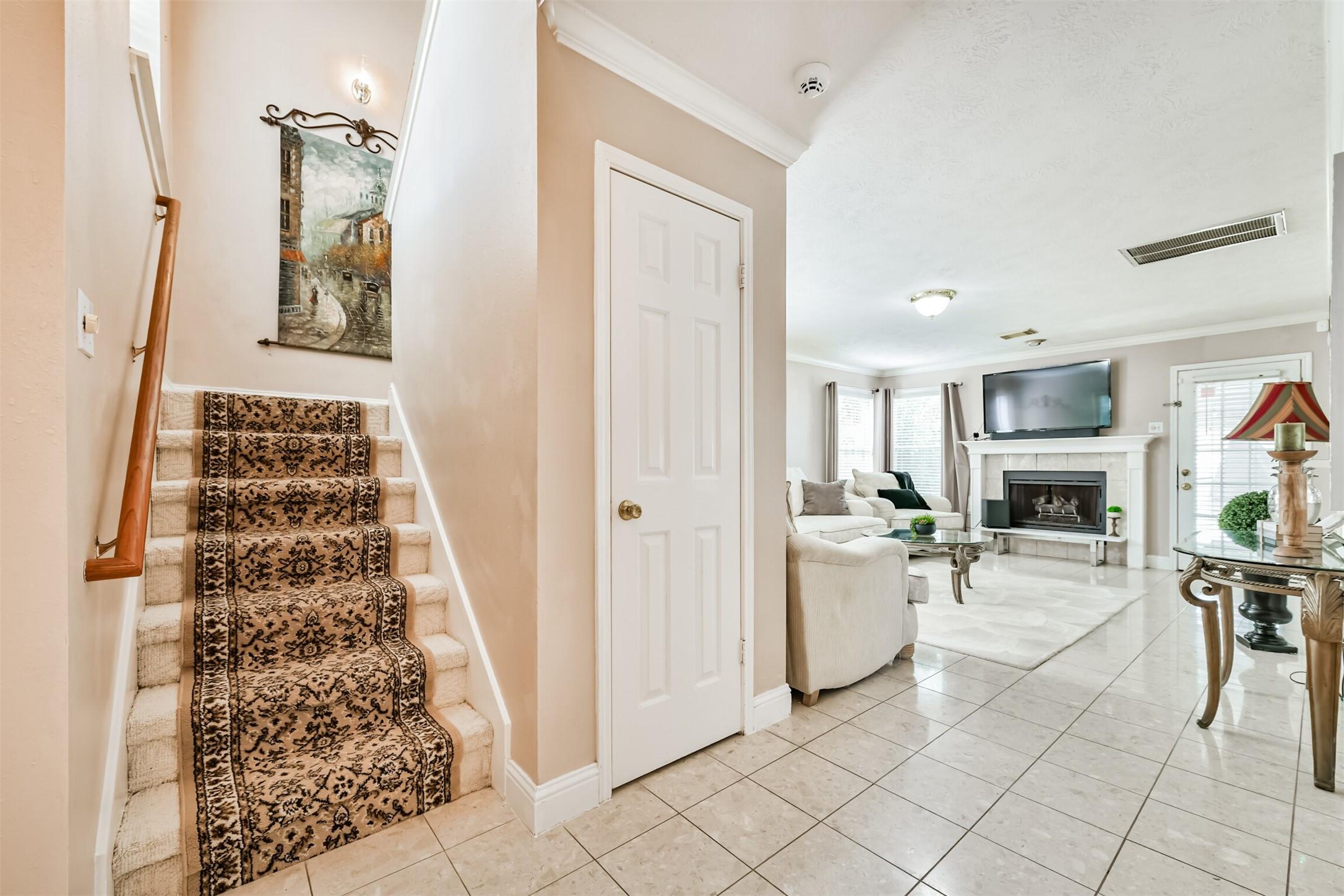 Image 4: Elegant Entryway