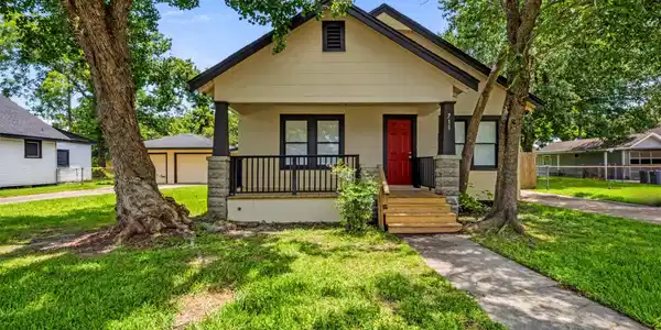 Image 3: Welcome home to 711 Bowie St.