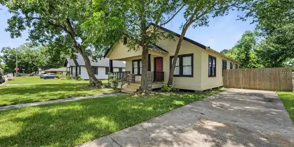 Image 4: Large yard, 2 driveways
