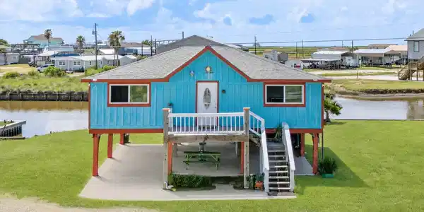 Image 3: Enjoy fishing and crabbing off your dock.  Minutes