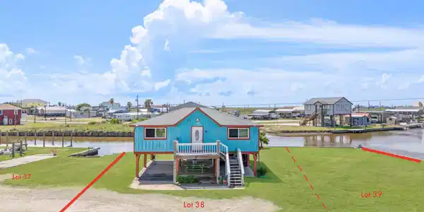 Image 4: Enjoy fishing and crabbing off your dock. Minutes