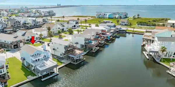 Image 3: Wonderful water views await of West Galveston Bay