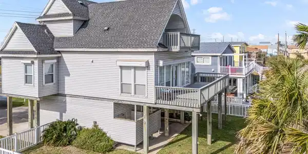 Image 4: Be ready to enjoy the decks and covered patio belo