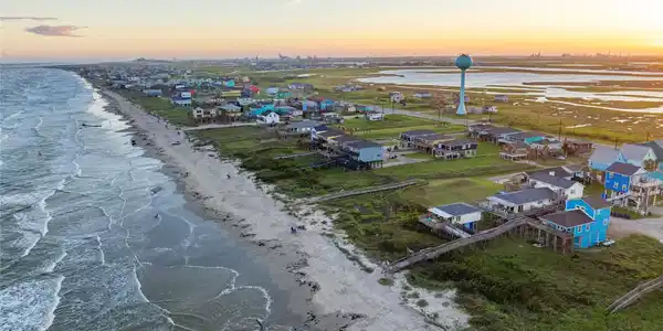 Image 2: relax and feel the gulf breeze, located just an ho