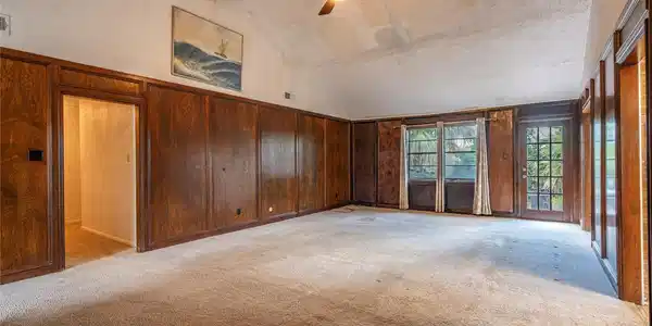 Image 3: LIVING ROOM VIEW