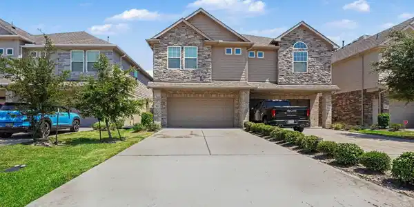Image 2: Extra long driveway for parking  several cars. Fro