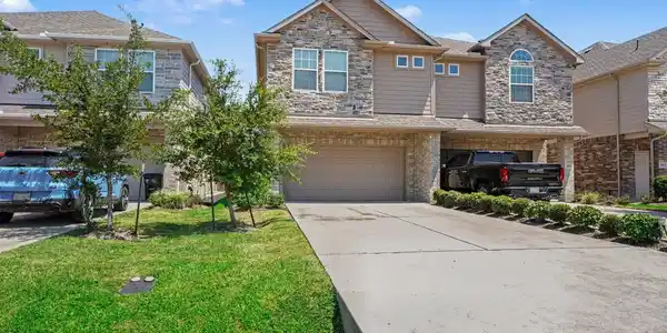 Image 3: Plenty of parking on this driveway.