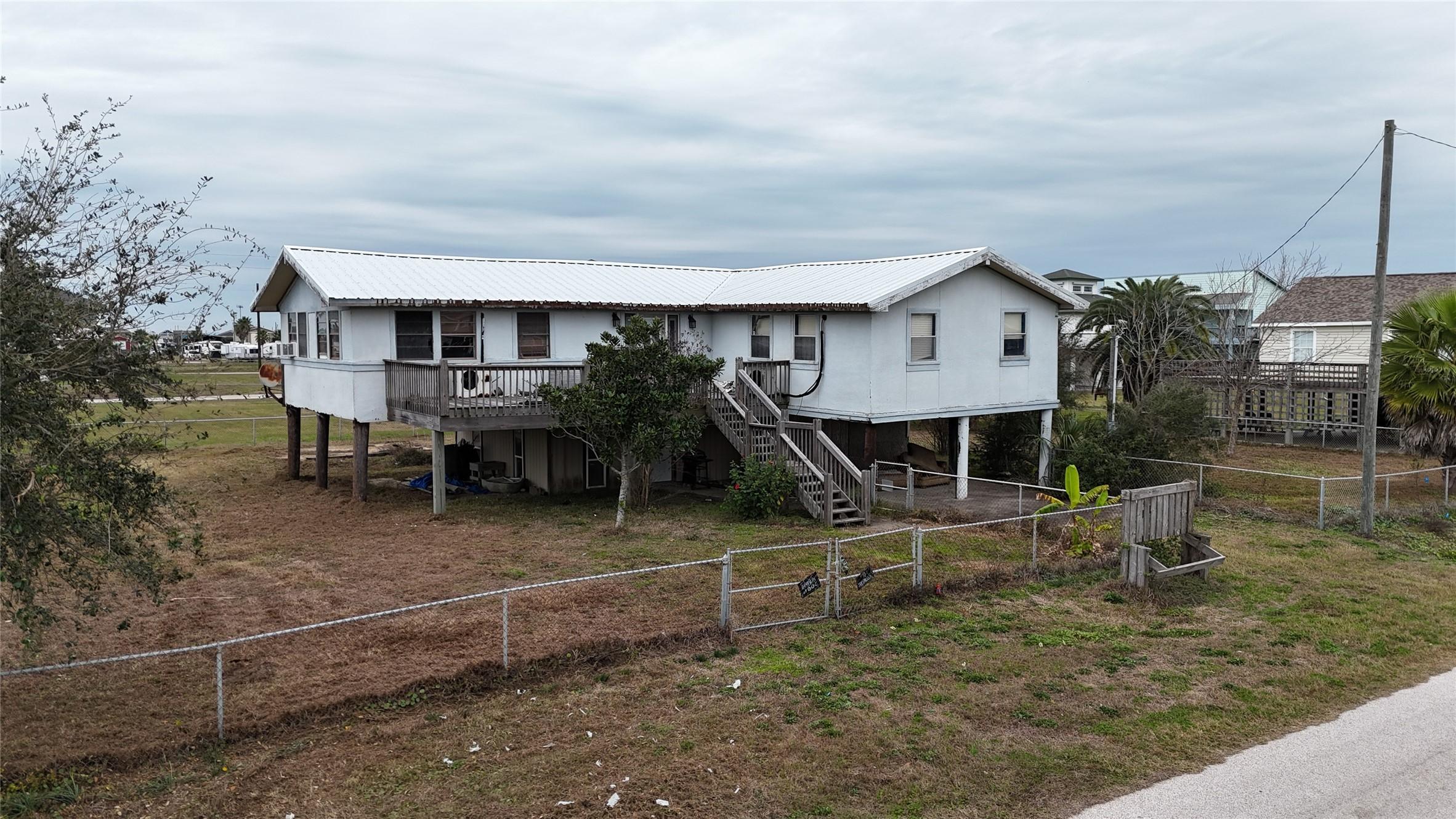Image 2: This makes a great investment property! Remodel th
