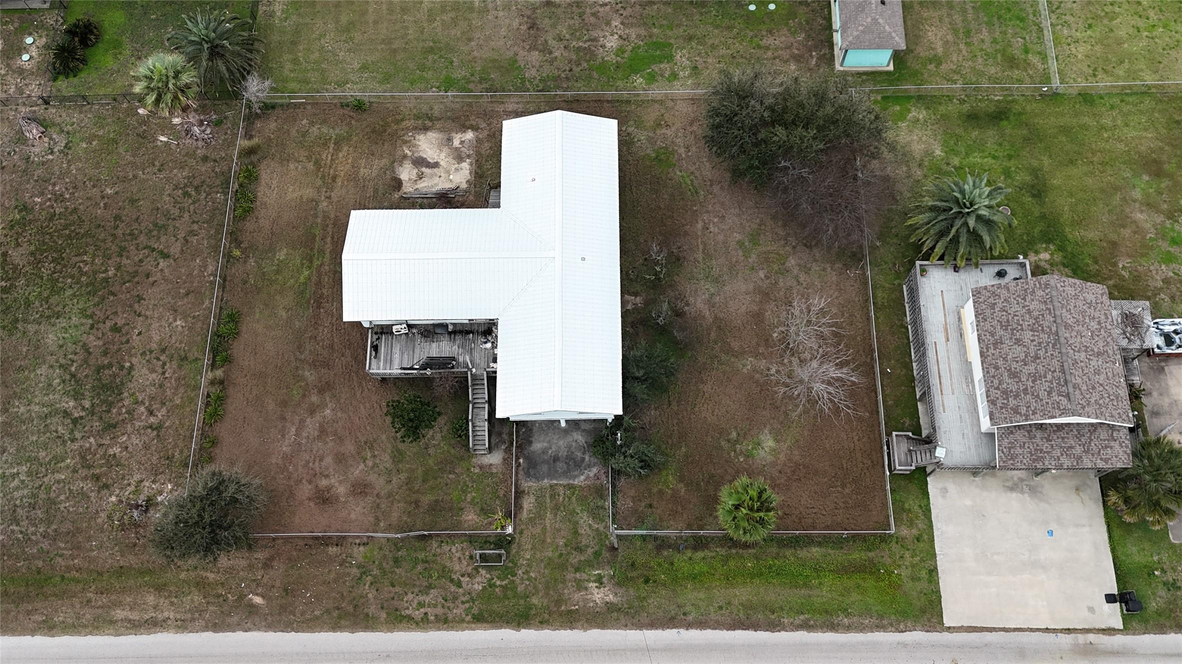 Image 3: 3 lots just a short trip to the beach. Property is