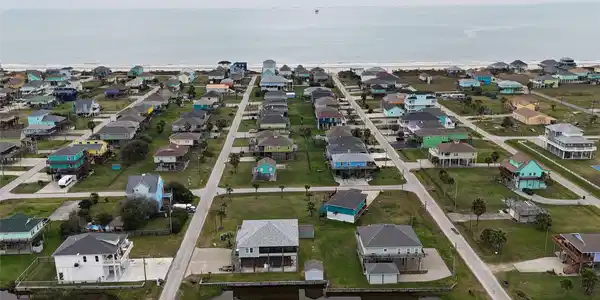 Image 4: Short walk or drive to the beach.