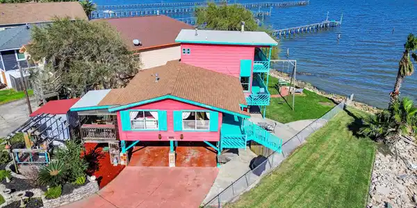 Image 3: Vibrant & unique waterfront property at the end of