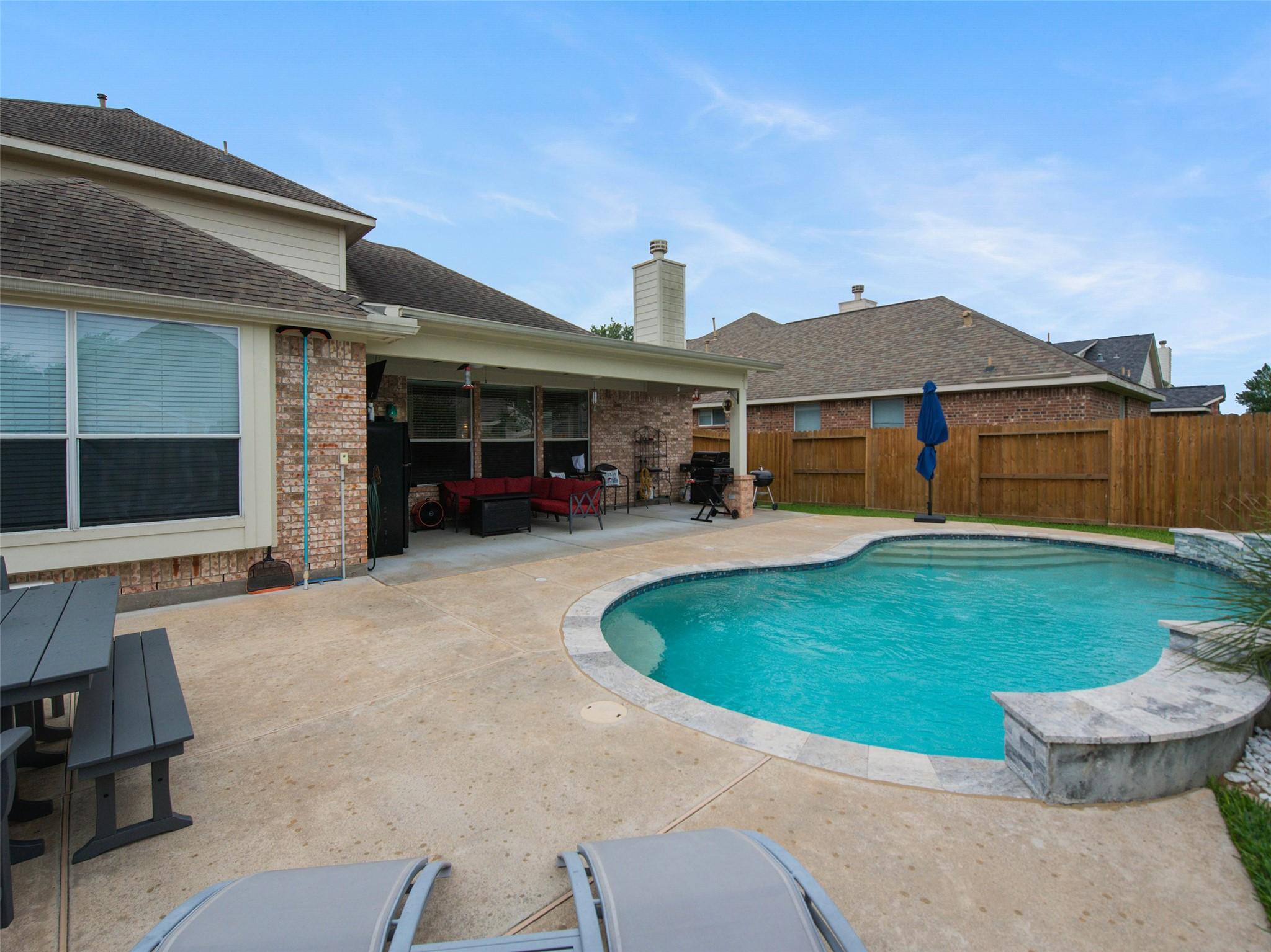 Image 3: Expaned patio for plenty of space to lounge by the