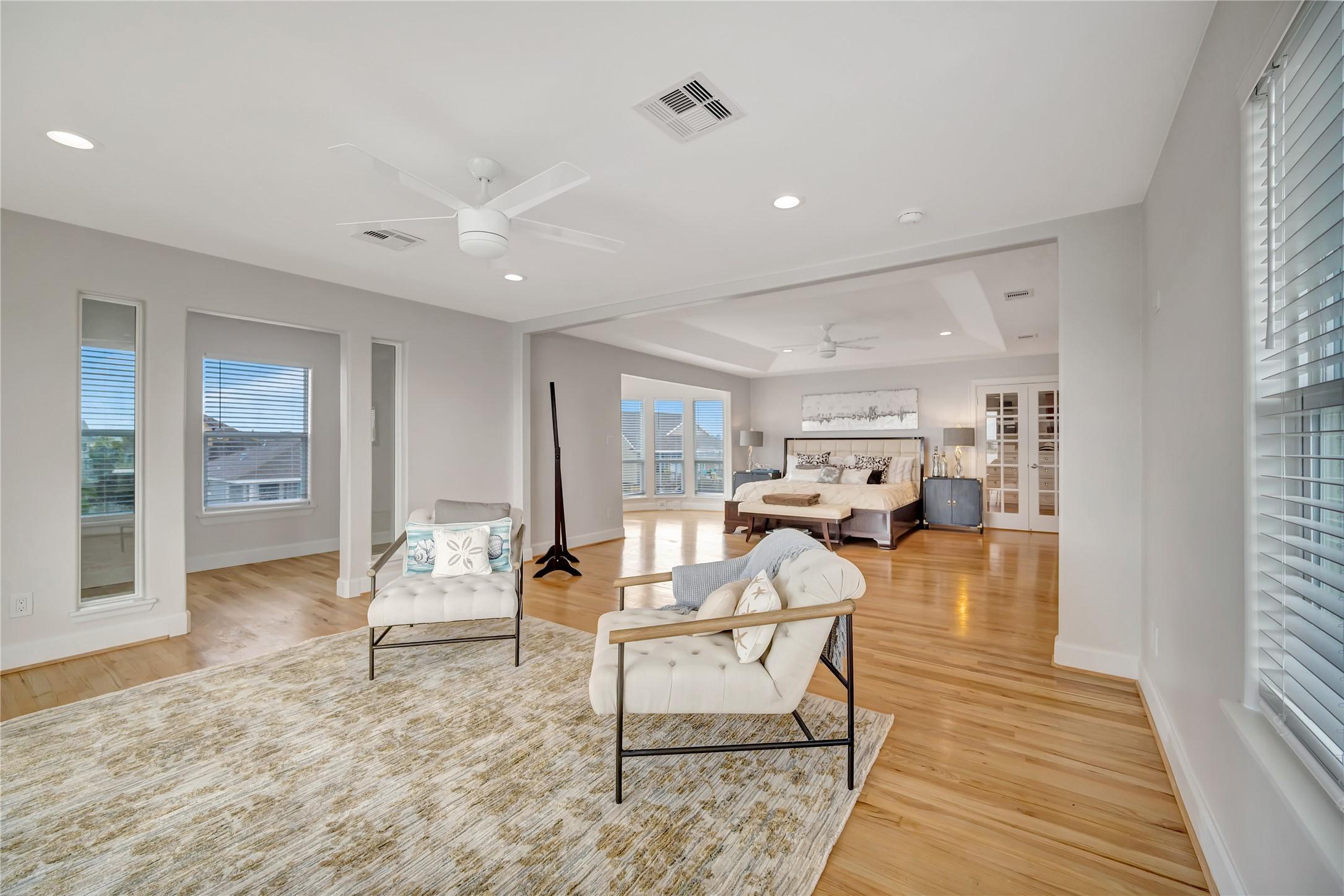 Image 4: Huge primary suite