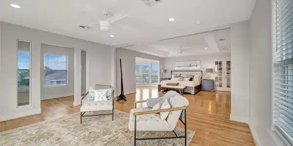 Image 4: Huge primary suite