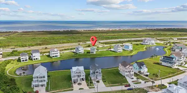 Image 3: LOCATION, LOCATION, Beach and the Bay!
