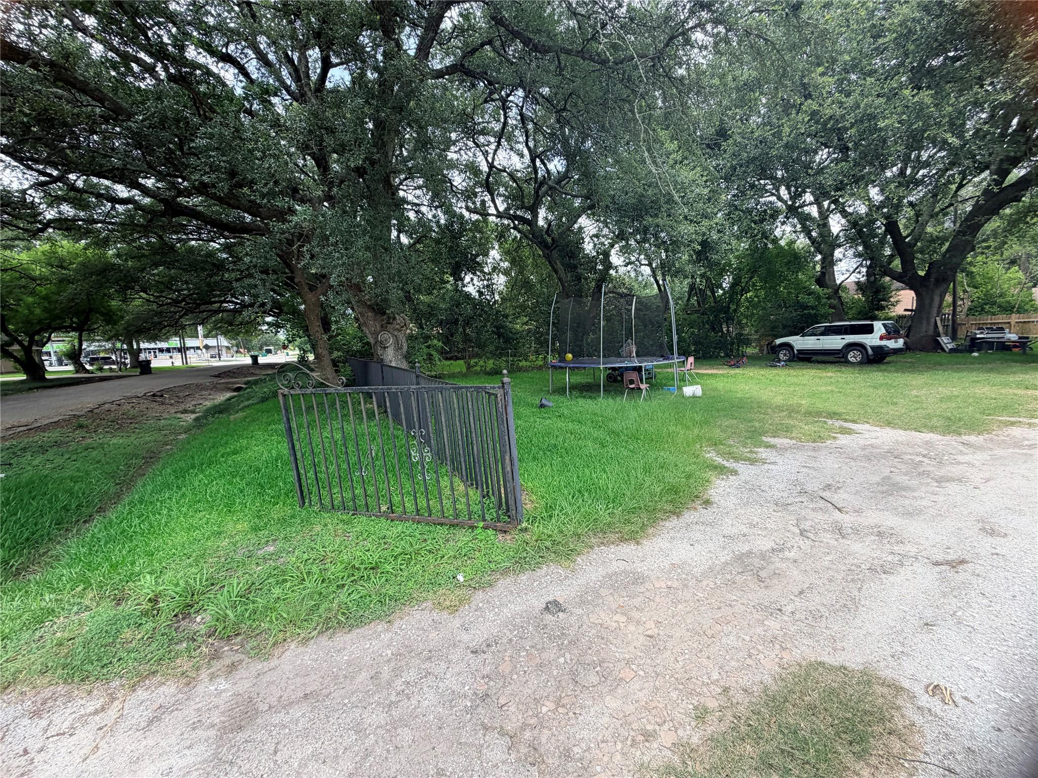 Image 1: Welcome to 1207 Pirtle Street. This level resident
