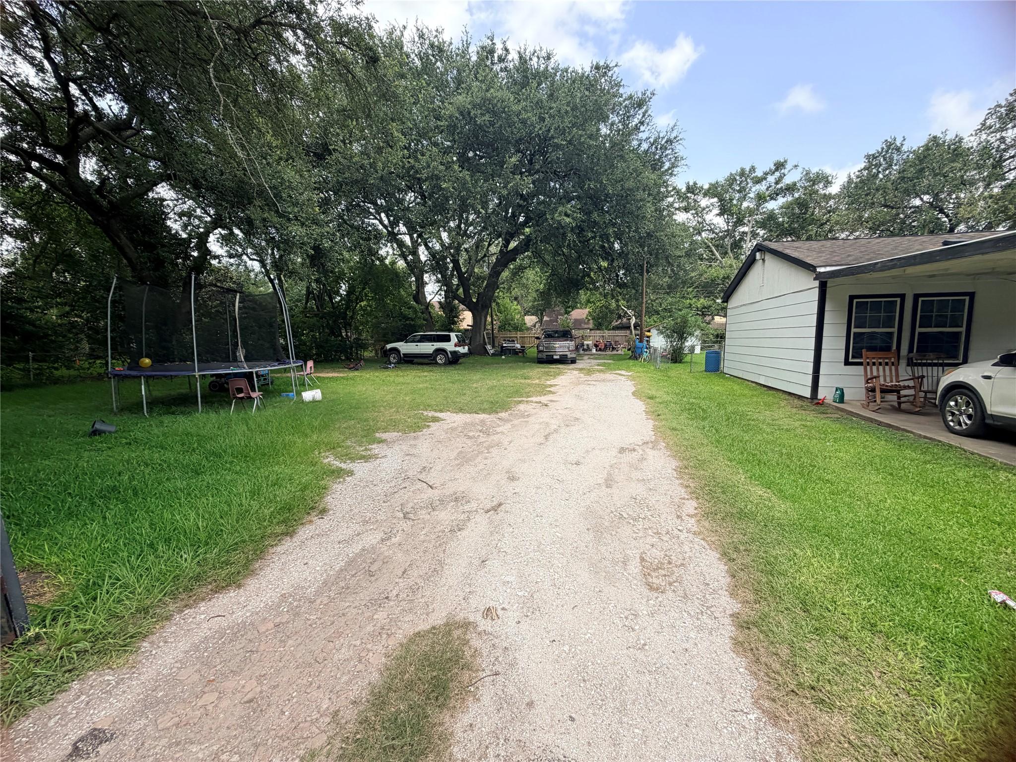 Image 3: Looking into the property from the driveway, this