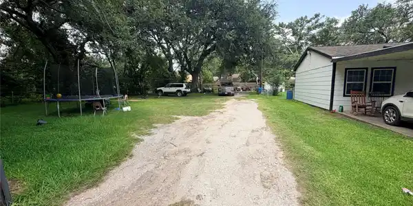 Image 3: Looking into the property from the driveway, this