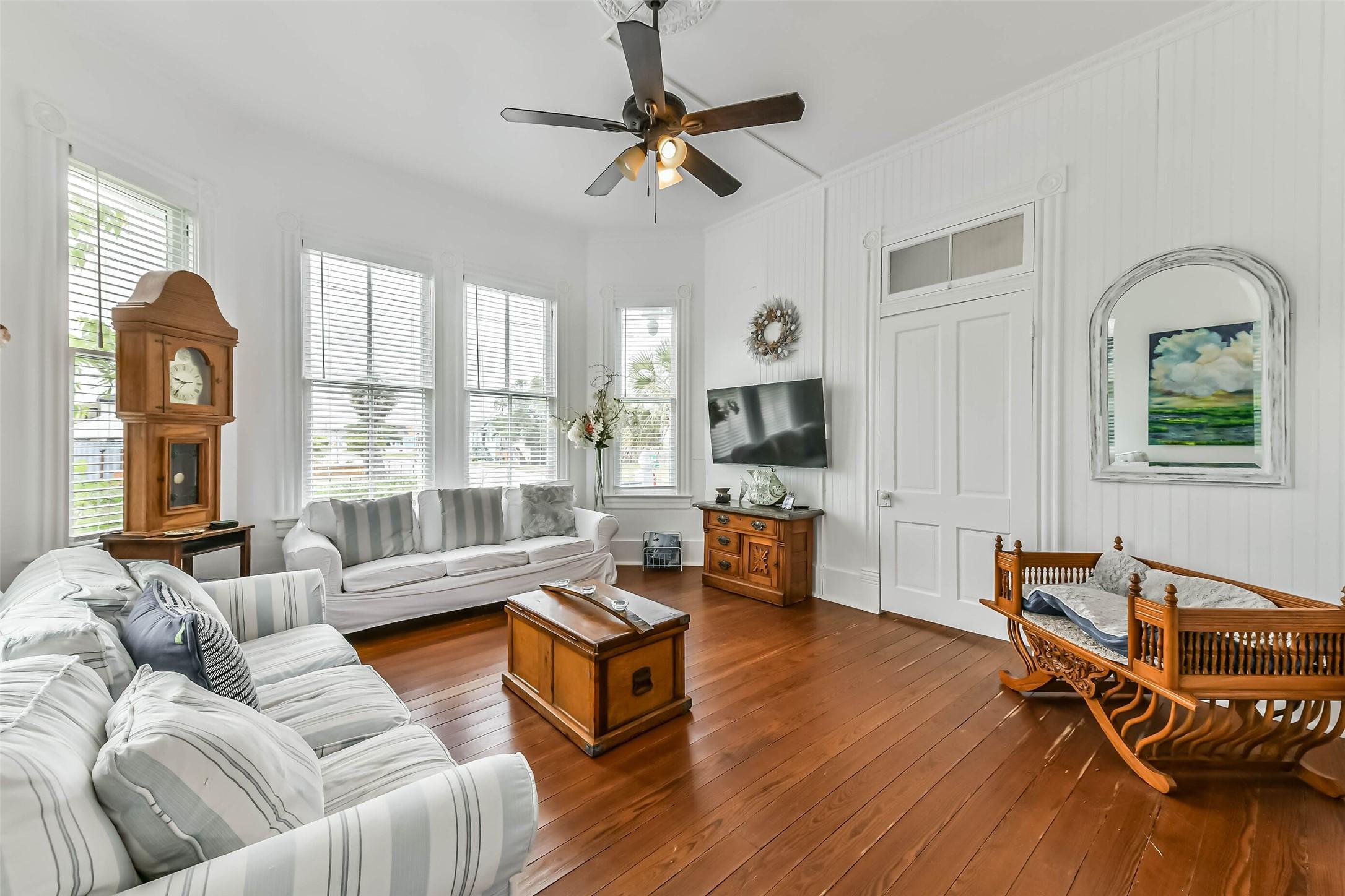 Image 4: Living area
