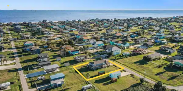 Image 2: GULF VIEW, AND AERIAL VIEW OF THE HOME.