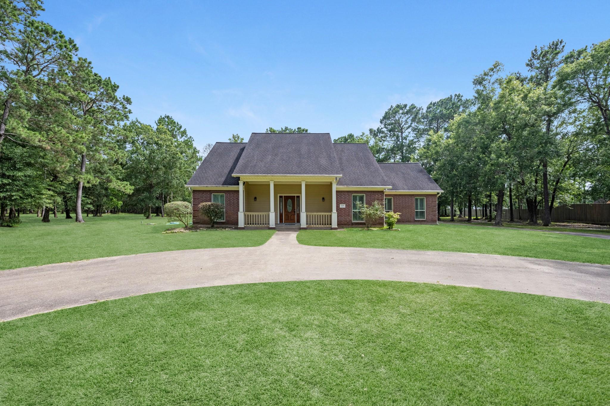 Image 4: A Grand circle driveway